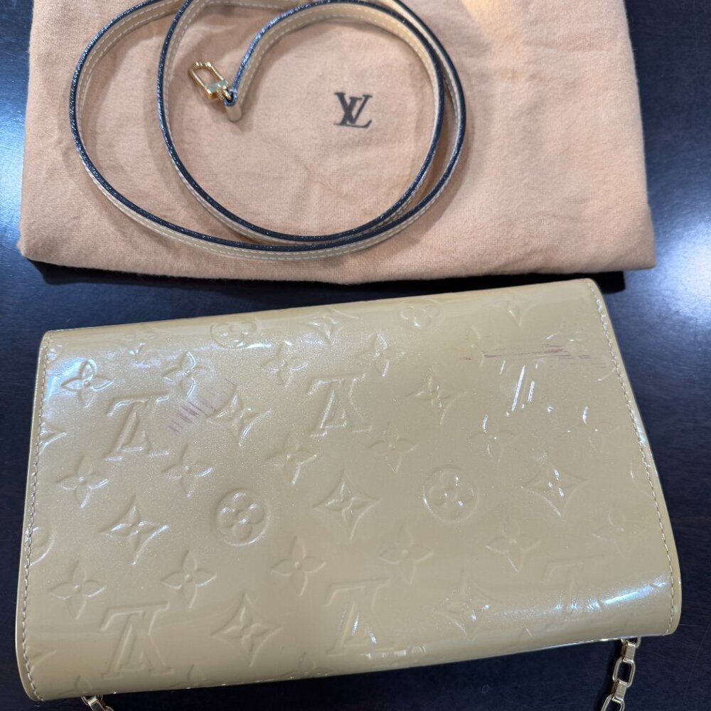 Louis Vuitton Vernis Anna Chain Clutch / Crossbody Bag (removable strap)– Beige - Picture 4 of 13